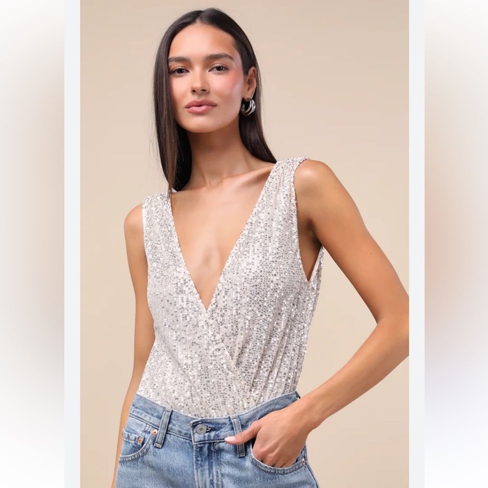 GILLI Silver Sequined VFront Sleeveless Bodysuit. 🆕